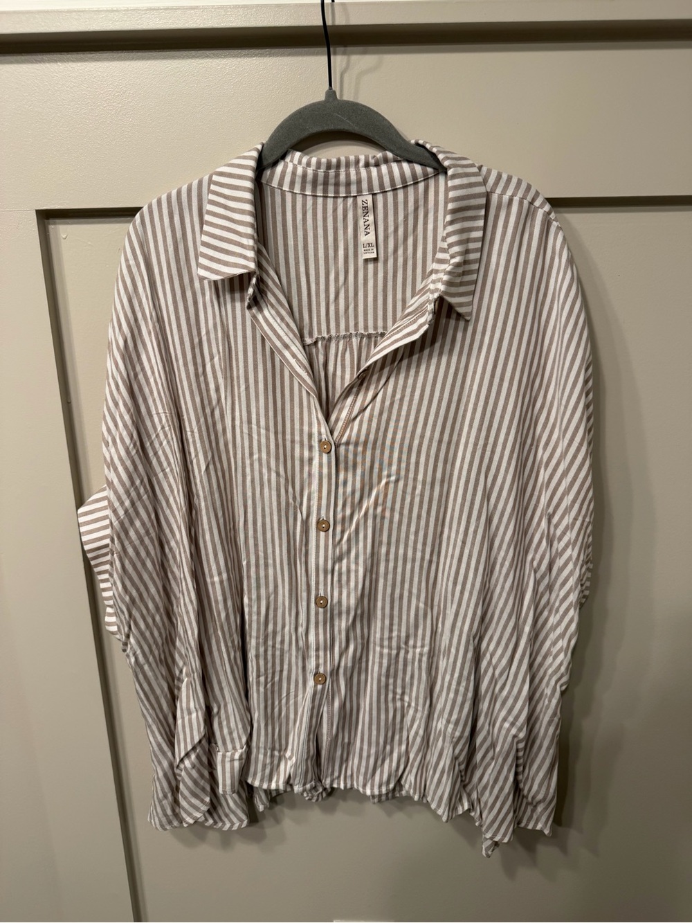 Zenana Outfitters Light Gray & White Striped Casual Button-Down Shirt